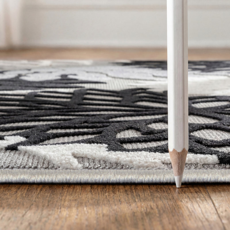 Tapis intérieur / extérieur noir / gris / blanc à motif floral Arnelle, Rectangle 7 pi x 10 pi