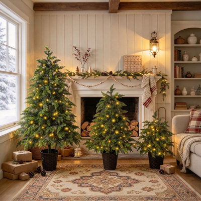 Ensemble de 3 sapins de Noël artificiels en pot, pré-illuminés, de tailles différentes (60 cm, 90 cm et 120 cm), avec lumières DEL blanc chaud, branches retombantes et pots lestés pour une décoration intérieure et extérieure originale.