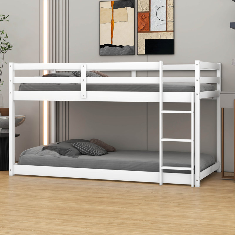 Lit superposé simple au-dessus d'un lit simple en bois avec échelle et garde-corps