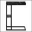 Table d'appoint en forme de C avec stratifié en marbre noir et structure en métal noir, parfaite pour un décor moderne et polyvalent.