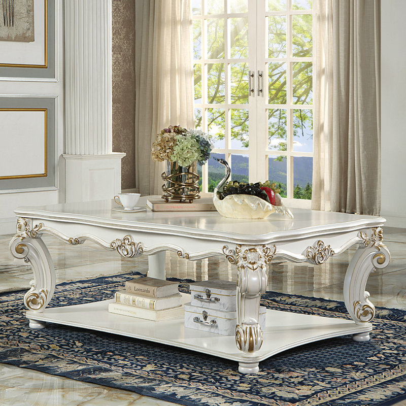 Table basse carrée Kelvin avec pieds à volutes et tablette inférieure