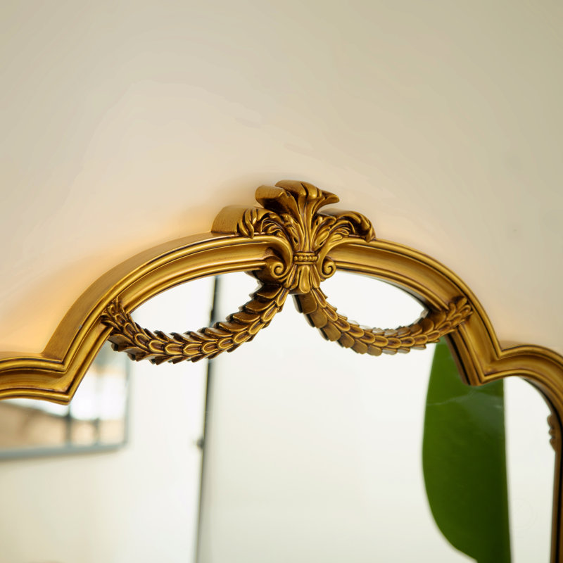 Miroir, miroir pu de style baroque avec un cadre doré orné