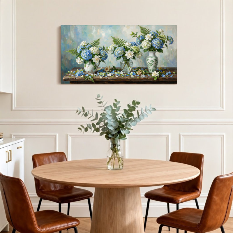 Arrangement floral de plantes et de fleurs avec des fleurs bleues et blanches, H 16 po x l 32 po