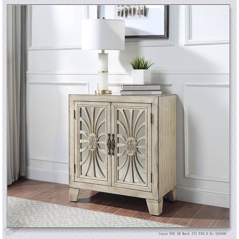 Console blanche antique avec portes en miroir, combinant une élégance intemporelle et un grand rangement pour toute maison