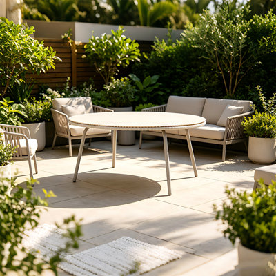 Table de salle à manger ronde blanc cassé en rotin d'extérieur blanc cassé avec plateau en verre, mobilier de jardin et de patio élégant pour rehausser votre espace extérieur