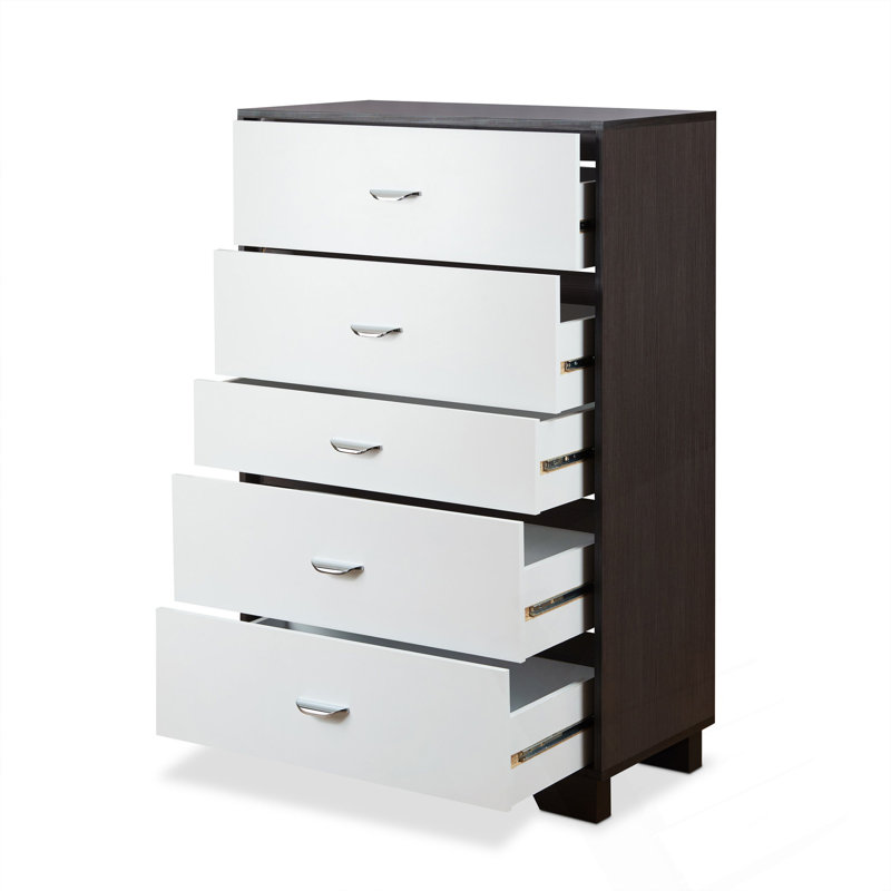 Commode rectangulaire en bois avec cinq tiroirs spacieux et des pieds en métal robustes pour un rangement fiable dans la chambre à coucher.
