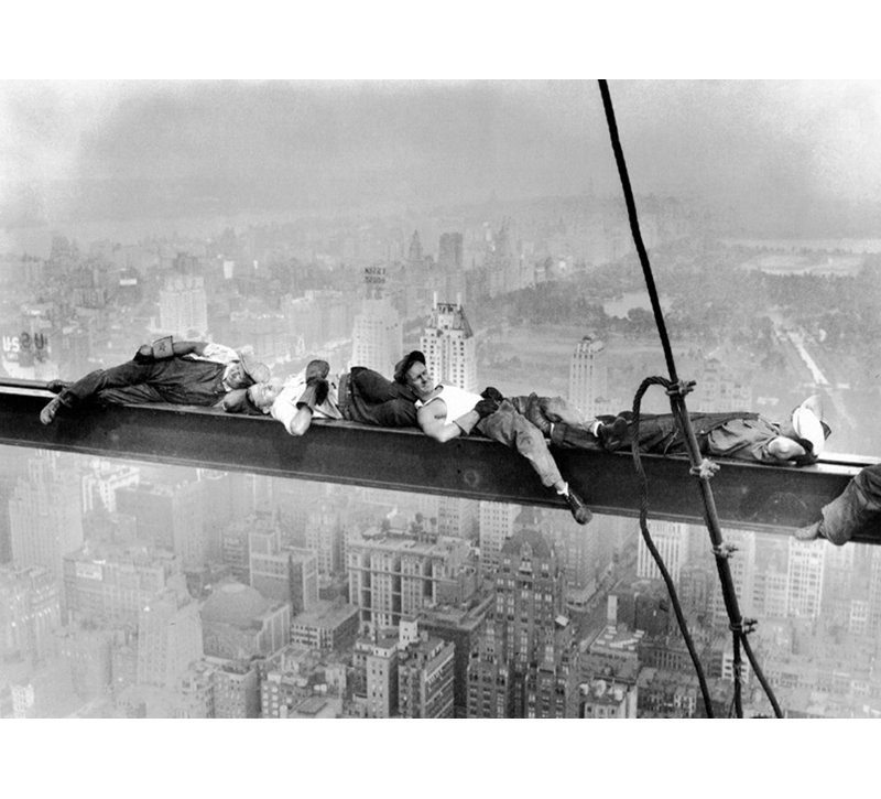 Rockefeller Center, 1932 (reposant sur une poutre), H 17 po x l 24 po