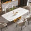 Table de salle à manger rectangulaire moderne de 200 cm (78,74 po) pour 8 à 10 personnes, avec plateau en pierre frittée blanche et piètement sculptural doré.