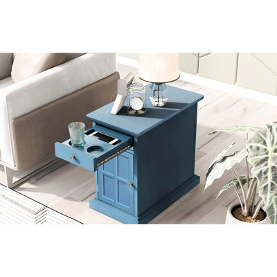 Table de bout Livingroom en bleu marine antique avec ports et porte-gobelets. Fabriqué à partir de placages, de bois et de bois d'ingénierie. Rangement relevable, tiroir, fente à distance. Aucun assemblage requis. H 23 po x l 14 po x P 24,3 po + bois