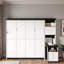 Lit escamotable avec bureau, tablettes de rangement ouvertes et armoires