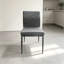 Chaise de salle à manger moderne et minimaliste en similicuir gris avec pattes en métal