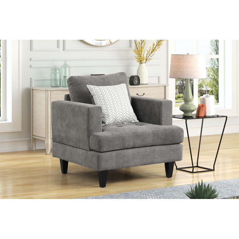 Chaise en chenille avec coussin décoratif, offrant un confort et un style inégalés pour des moments de détente dans n'importe quelle pièce.