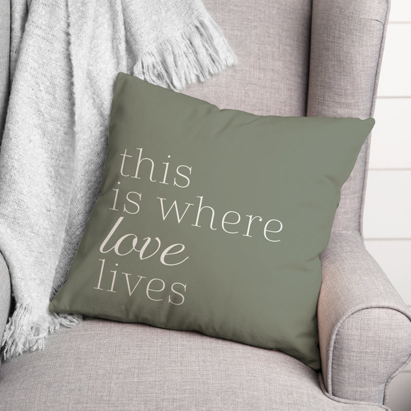 Oreiller intérieur / extérieur Where Love Lives Olive, H 18 po x l 18 po, Carré
