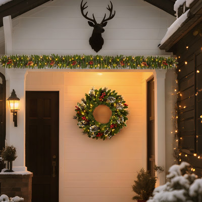 Couronne de Noël artificielle pré-éclairée avec lumières à DEL blanc chaud - aiguilles de pin en PVC de 24 po, fleurs rouges, pommes de pin - à piles, ignifuge - décoration de Noël pour porte d'entrée intérieure / extérieure - ensemble de 6