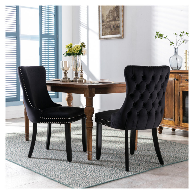  Chaise de salle à manger rembourrée à oreilles avec garniture cloutée et pieds en bois massif, noir, pour salle à manger contemporaine