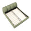 Très grand lit avec un cadre rembourré doux en bois massif, sans sommier pour une nuit confortable et relaxante. Lit plateforme tapissier de taille élégante, convenant à plusieurs hauteurs de matelas.