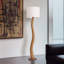Blanc + lin brun + lampes sur pied de forme libre en bois massif