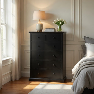 Commode haute Umer, 6 tiroirs, boutons ronds, base de socle, bois noir