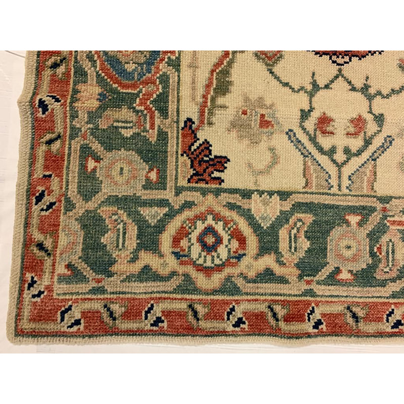 Tapis unique en laine noué à la main ivoire / vert / rouge de 2 pi 8 po x 10 pi 2 po One-of-a-Kind