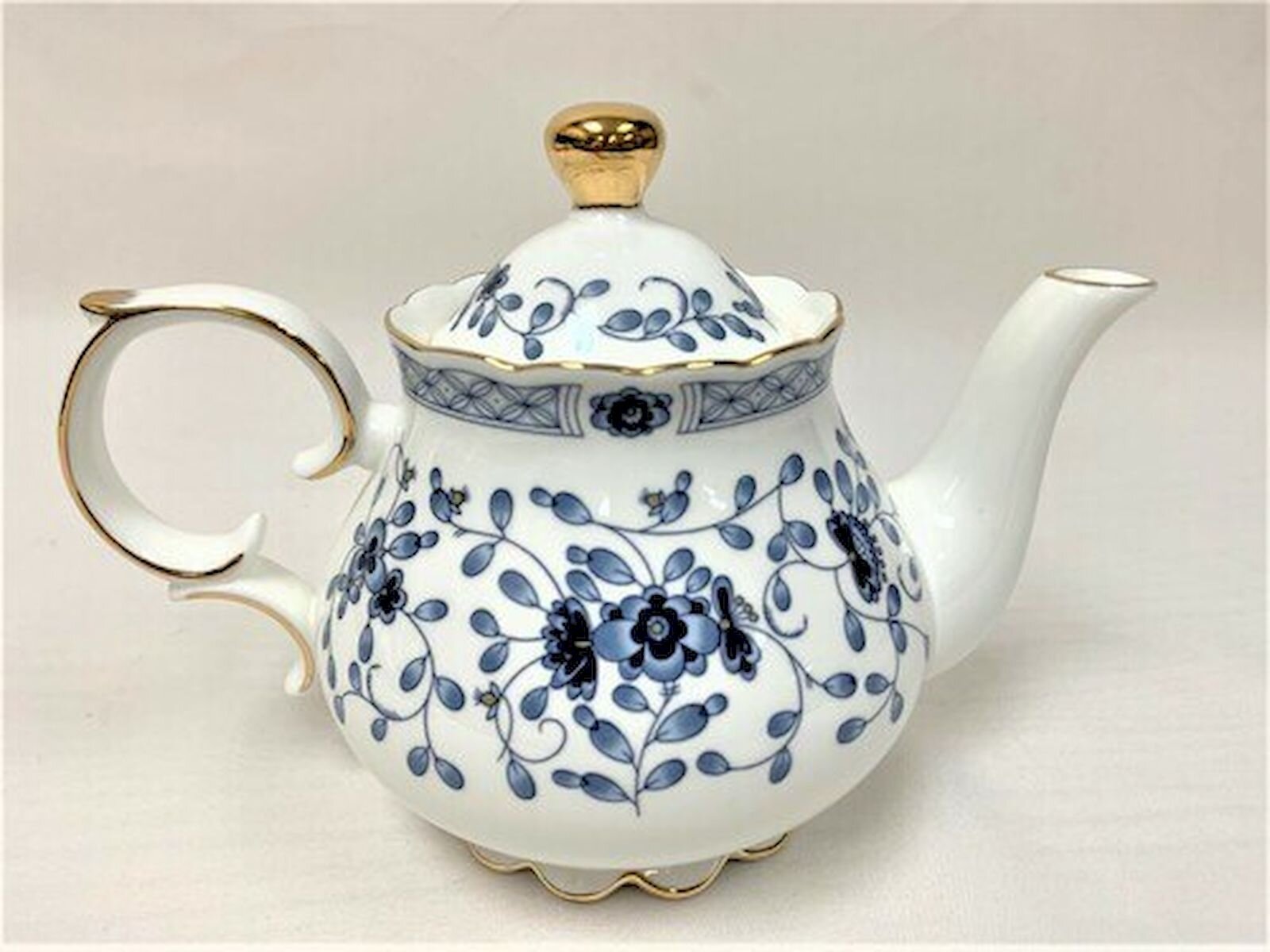 House Of Hampton® Glen 34oz. Floral Teapot