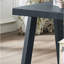 Table contemporaine en bois noir avec tablette - placage dur pour un plateau de table de style chic