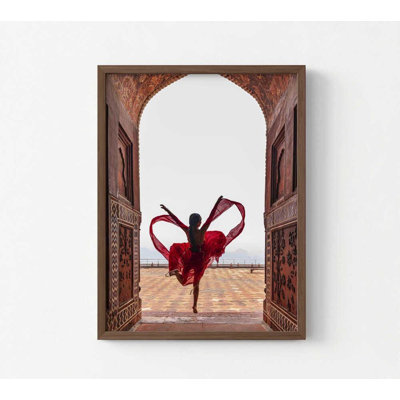 «Dancer in Red Print»: art mural bohémien élégant