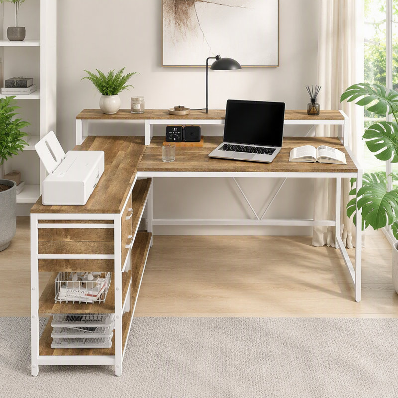 Bureau de bureau en L de 55 pouces avec élévateur de moniteur, tiroirs et tablettes de rangement, bureau d'ordinateur de coin pour les petits espaces, table d'écriture de ferme, finition beige et blanche