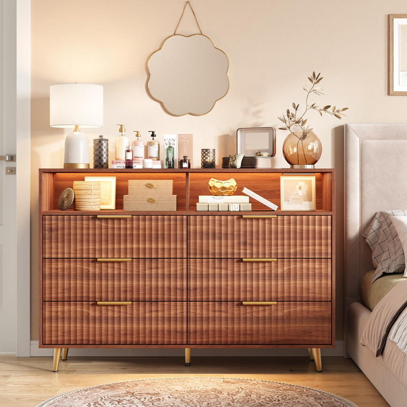 Commode cannelée moderne à 6 tiroirs avec station de charge, large commode avec poignées dorées et tablette de rangement ouverte