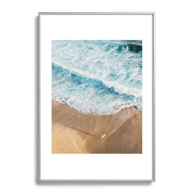 Le surfeur et l'océan encadré sur papier, Argent, H 19 po x l 13 po