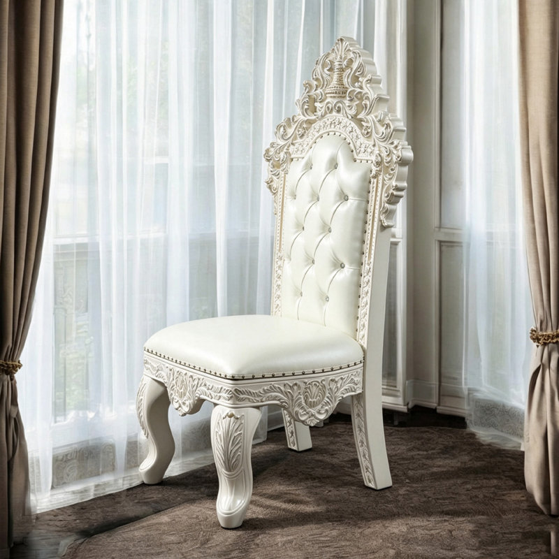 Chaise de salle à manger capitonnée en similicuir sculpté orné