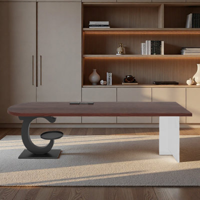 Bureau long avec des pieds créatifs pour un usage domestique