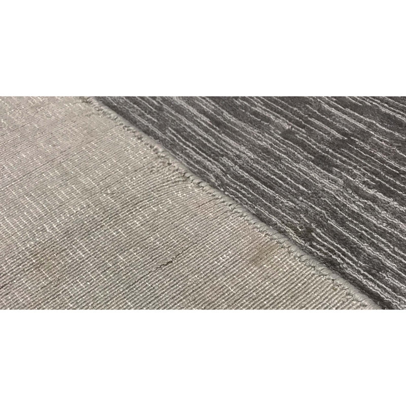 Tapis gris foncé noué à la main de haute qualité