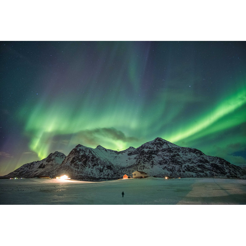 «Northern Lights Over Mountain» par Rustic Wanderlust - photographie sur toile tendue, H 8 po x l 12 po