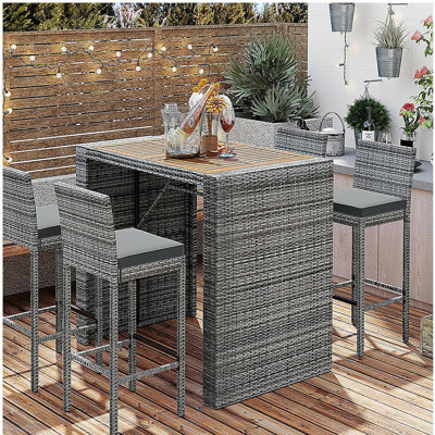 Ensemble de bar d'extérieur en osier 5 pièces GO, chaises à hauteur de bar avec pieds antidérapants et corde fixe, coussin amovible, plateau de table en bois d'acacia, bois brun et osier gris