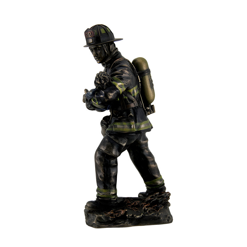 Statue traditionnelle en résine coulée à froid, représentant un pompier portant un enfant, en bronze métallisé, hauteur 28 cm.