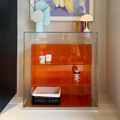Verre orange + vitrines en acier inoxydable