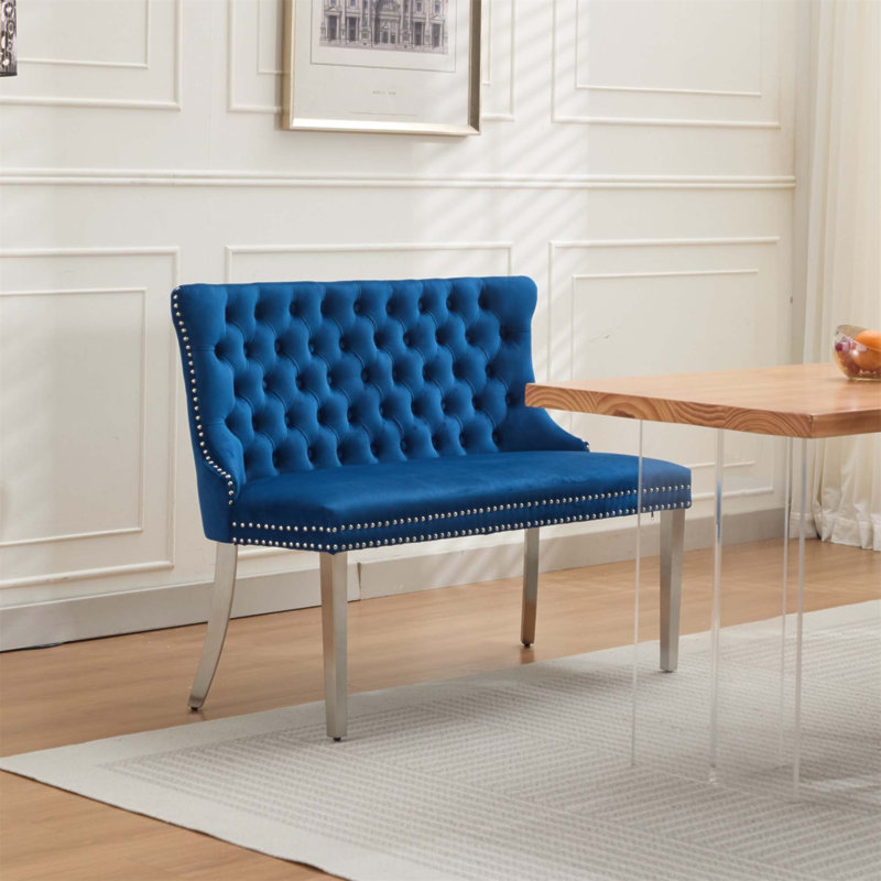 Banquette luxueuse en velours avec capitonnage fait à la main et design moderne Mid-Century, parfaite pour un repas élégant