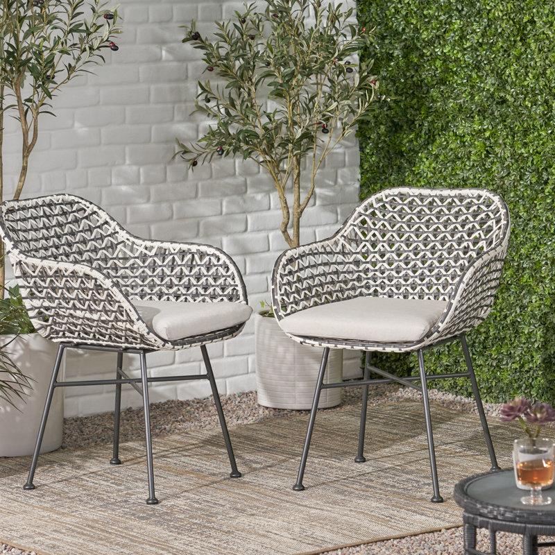 Chaise d'extérieur: cadre angulaire mince, simili noir et métal tissé, pour les espaces