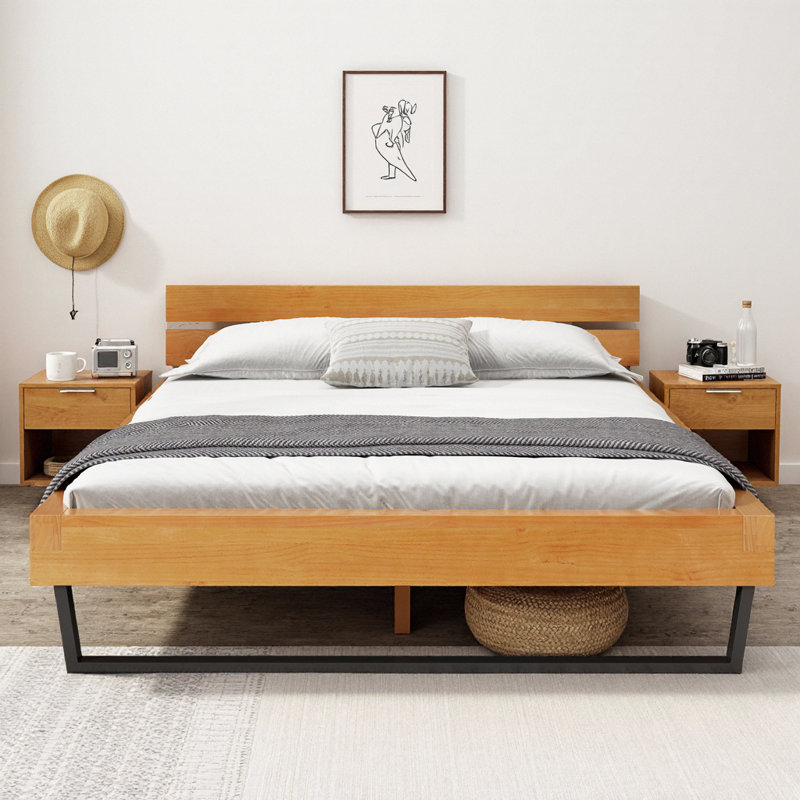 Le pin naturel rencontre l'acier noir mat, le cadre industriel chic et le matelas de 7 po, Grand lit