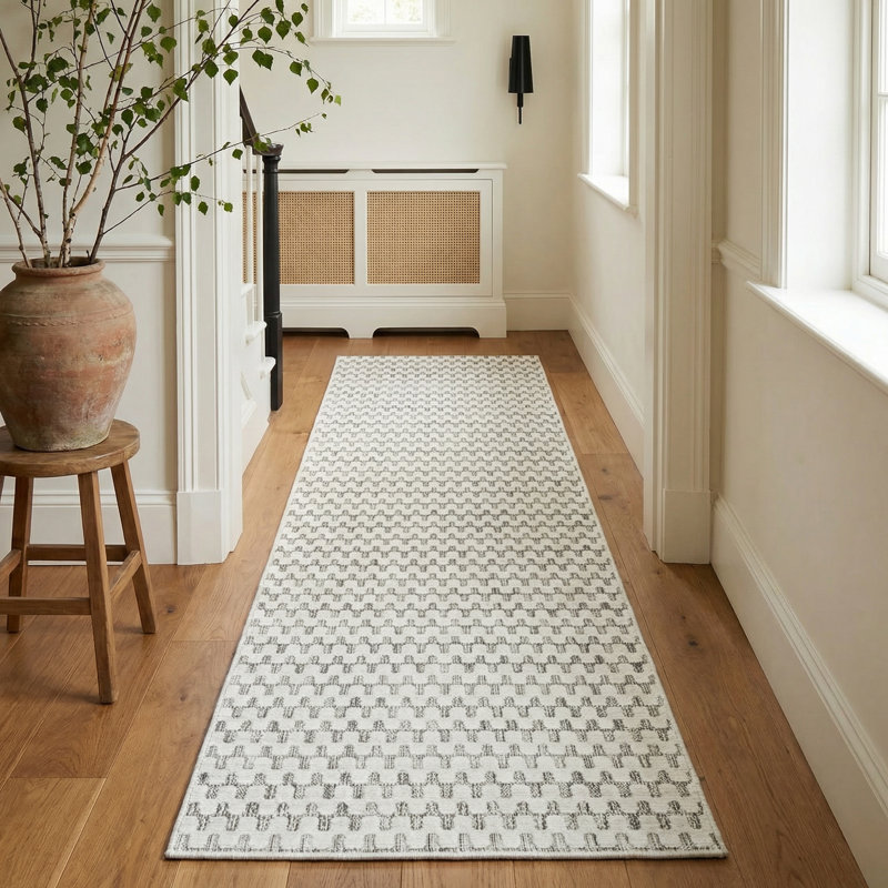 Tapis de couloir à motif géométrique crème / beige 2 pi x 10 pi (2 pi 2 po x 10 pi) Branch Branch Lavinia