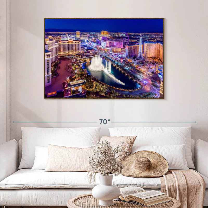 Las Vegas at Night Neon Lights, 46 po x 31 po, Cadre flottant en noyer
