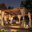 Pergolas et abris de jardin extérieurs en bois à toit rigide avec rideaux et moustiquaire-124594137