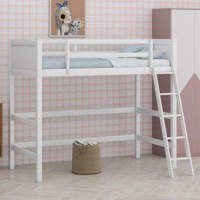 Lit mezzanine en bois avec échelle