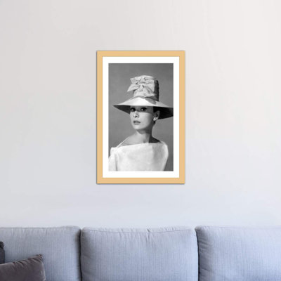 «Radio Audrey Hepburn in A Tall Two-Bowed Hat» par Radio Days, reproduction de photo sur toile