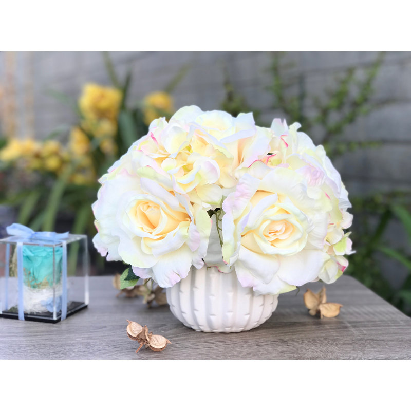 Agencements de fleurs mélangées artificielles en vase, Rosé
