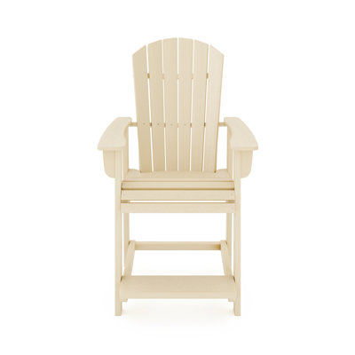 La chaise de comptoir Lumber ajoute de l'élégance à l'espace extérieur de style St.
