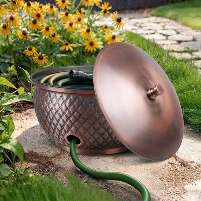 Porte-tuyau de jardin en métal gaufré à la main avec couvercle, patine