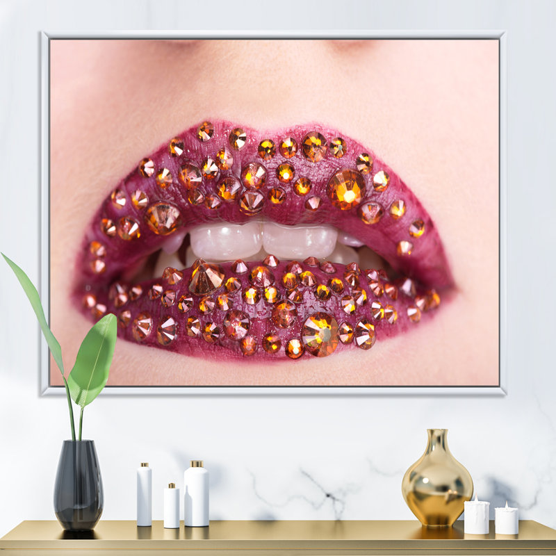 Gros plan d'une femme avec des paillettes - Photographie sur toile, H 12 po x l 20 po x p 1 po, Toile blanche encadrée
