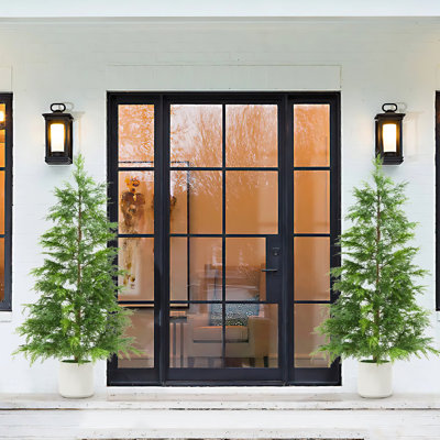 Ensemble de 2 arbres topiaires en cèdre artificiel, 4 plantes artificielles à feuilles persistantes résistantes aux rayons UV en pots blancs pour un décor intérieur et extérieur