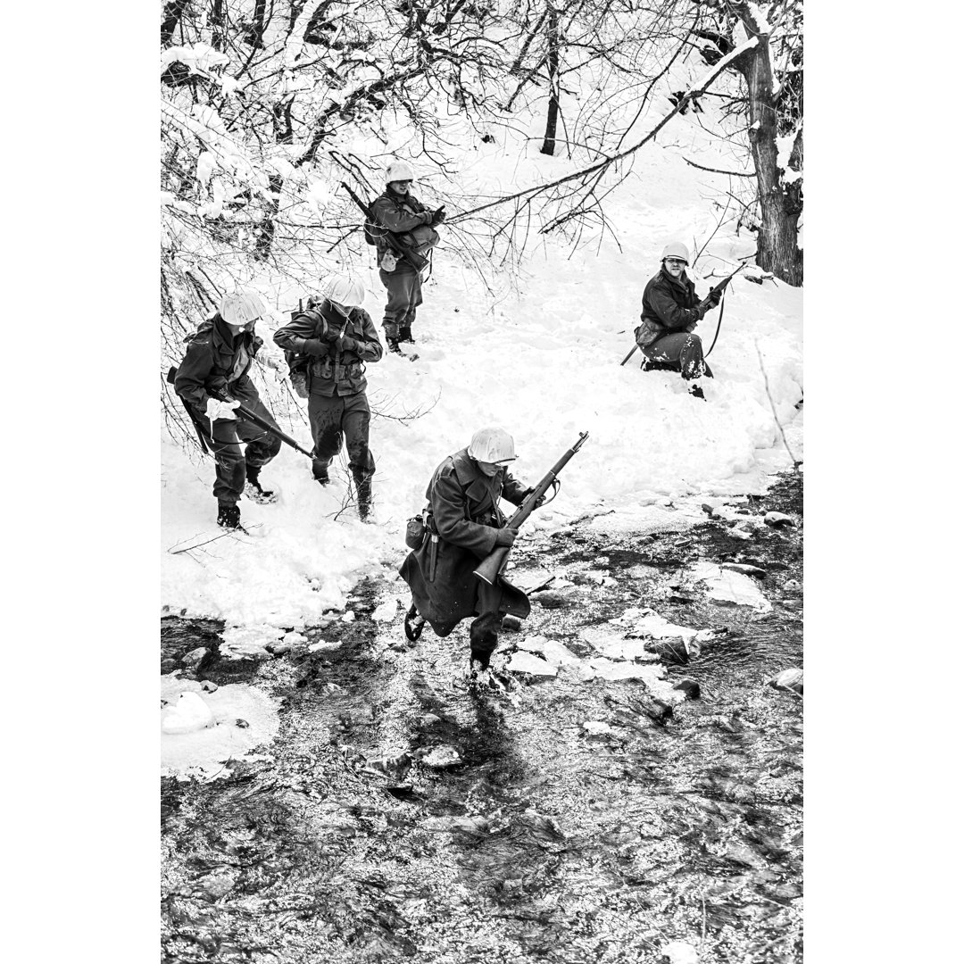 Der Zweite Weltkrieg: Soldiers Crossing Creek In The Snow von JasonDoiy - Kunstdrucke auf Leinwand ohne Rahmen